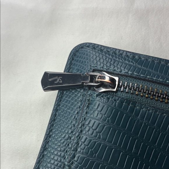 Simply Vera Deep Blue Women’s Snap and Zip Embossed Wallet - Picture 4 of 9